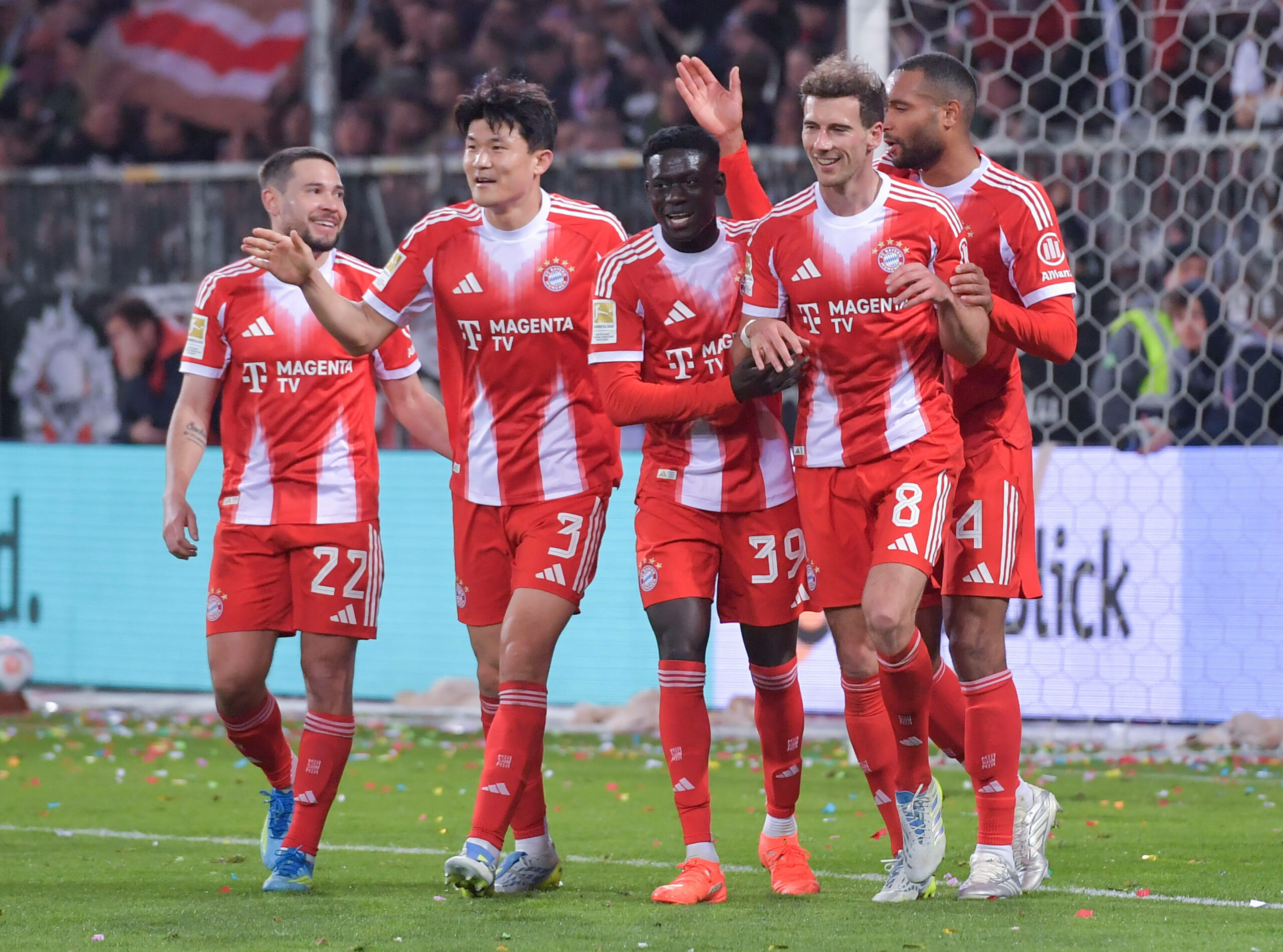 Kim Minjae (2. v. l.) jubelte auf St. Pauli mit seinen Kollegen über fünf Bayern-Tore.