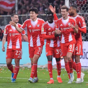 Kim Minjae (2. v. l.) jubelte auf St. Pauli mit seinen Kollegen über fünf Bayern-Tore.