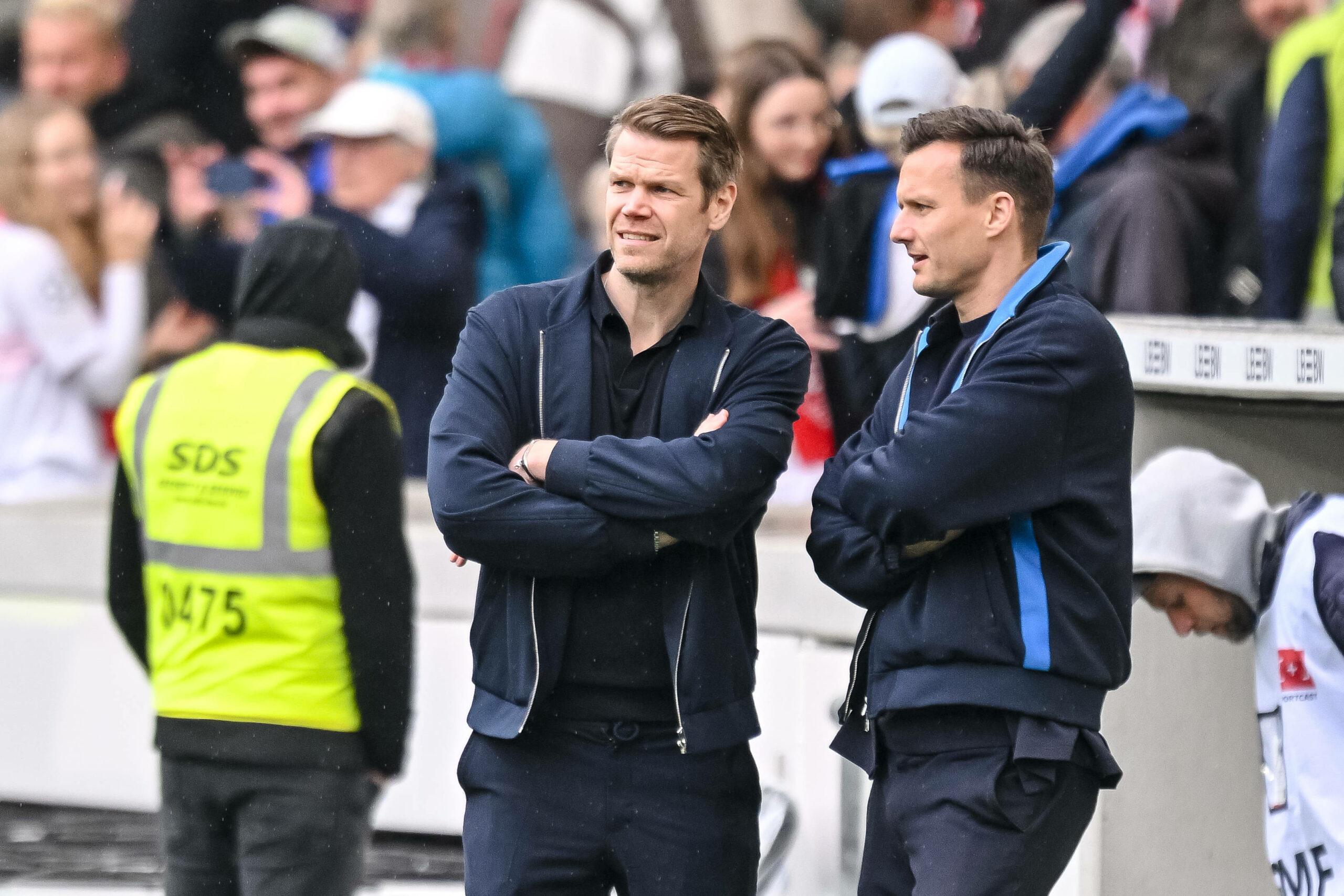 Eric Huwer und Claus Costa am Spielfeldrand im Gespräch