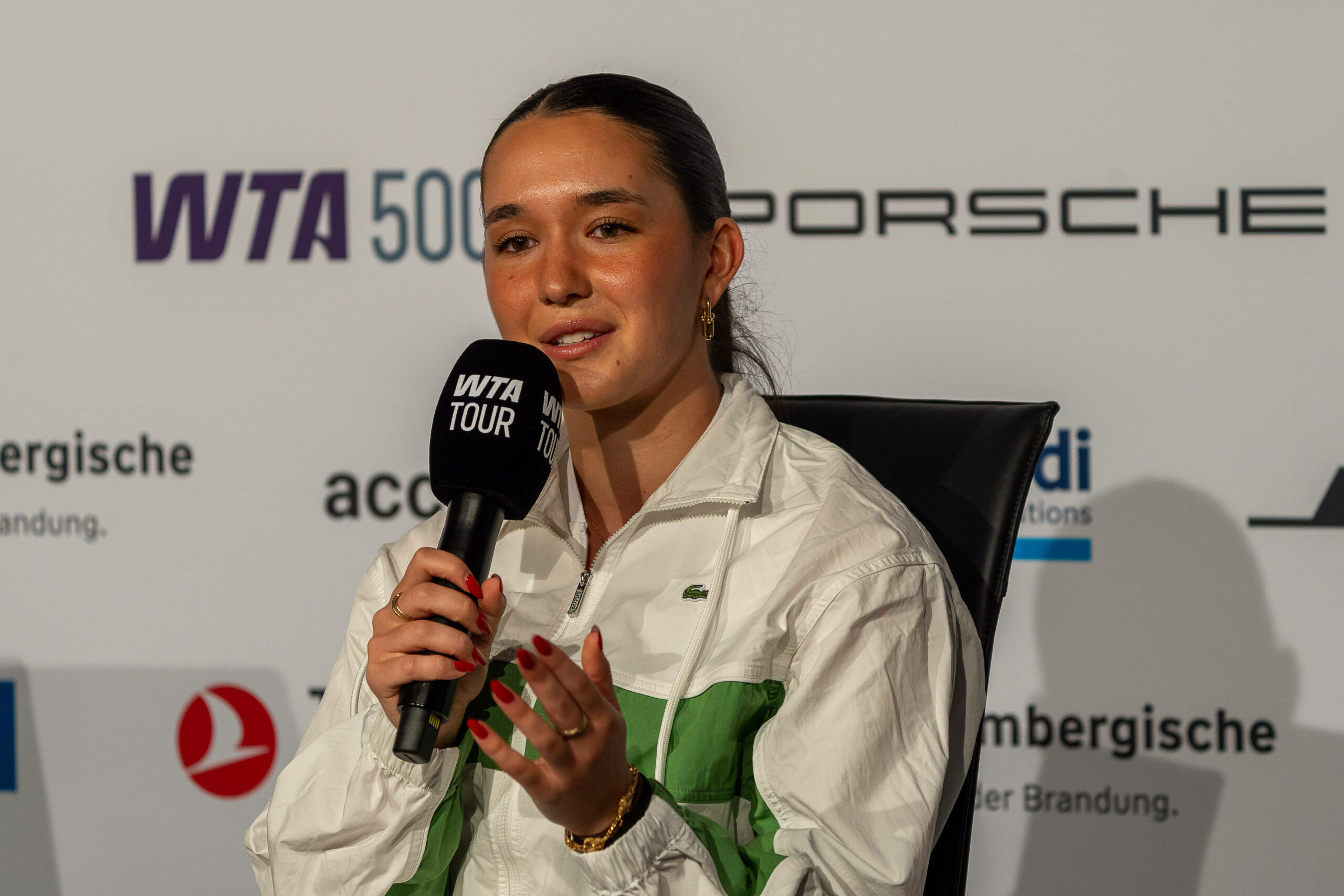 Eva Lys auf einer Pressekonferenz