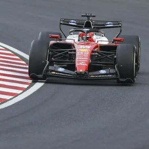 Charles Leclerc in seinem Ferrari