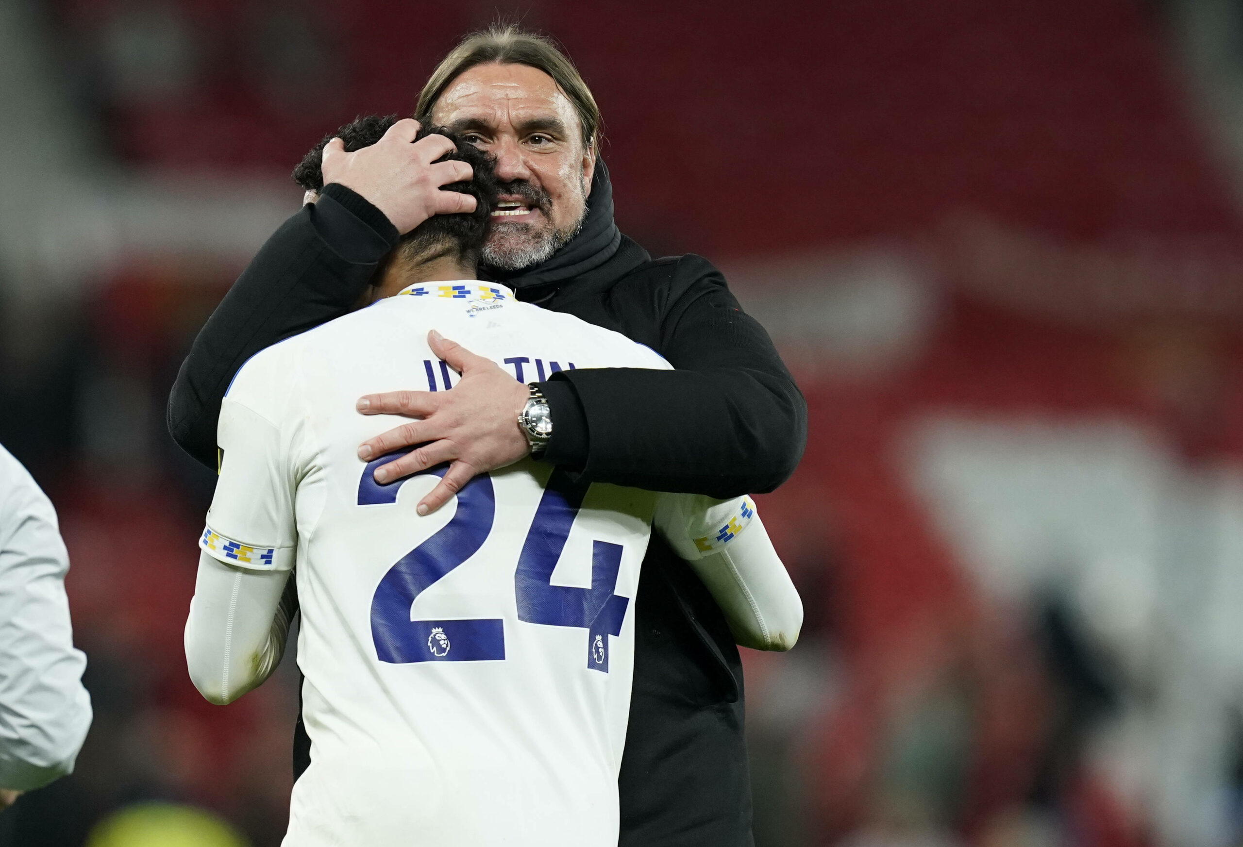 Daniel Farke hält Spieler James Justin im Arm.