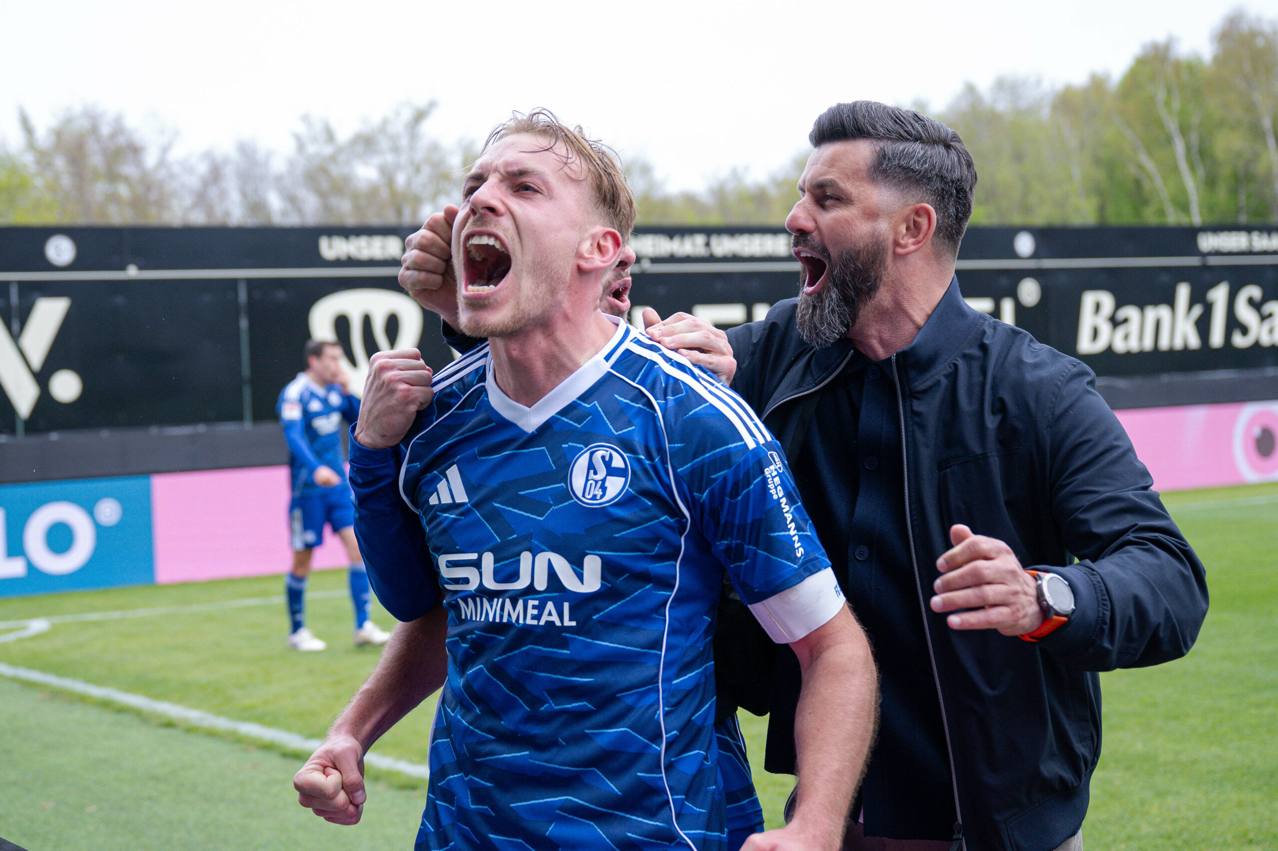 Timo Becker jubelt mit Trainer Miron Muslic vor der Schalker Kurve