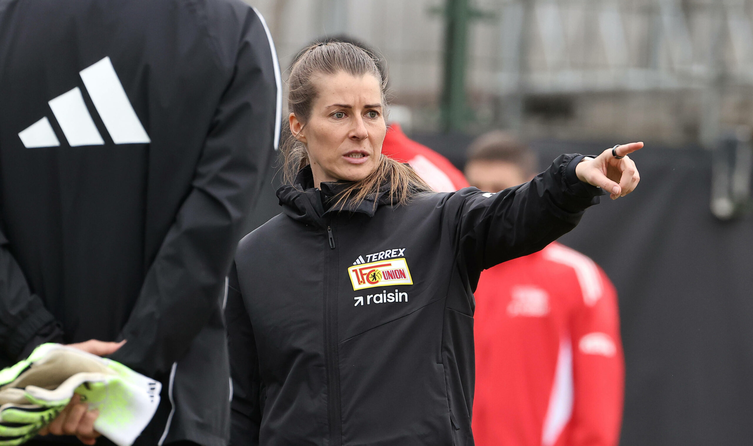 Marie-Louise Eta gibt Anweisungen im Union-Training.