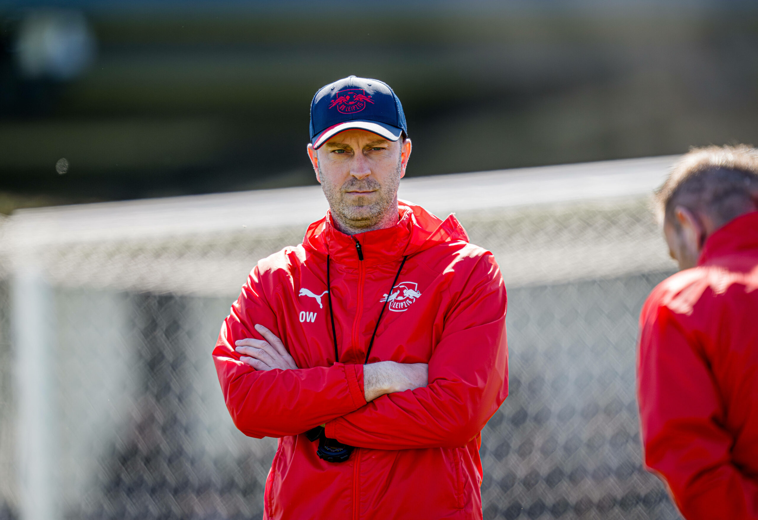 Ole Werner im Trainingsdress von RB Leipzig mit verschränkten Armen