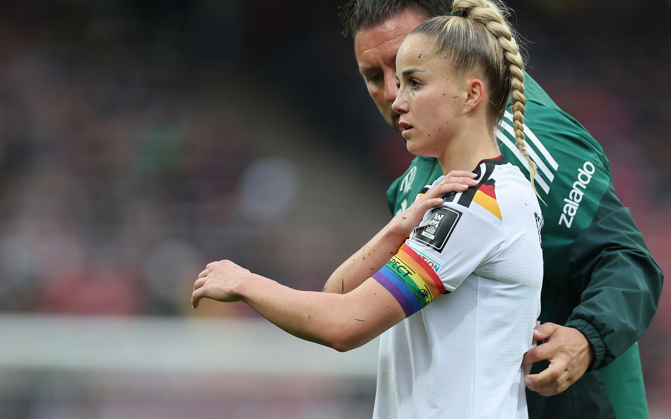 Giulia Gwinn hält sich die Schulter bei ihrer Auswechslung