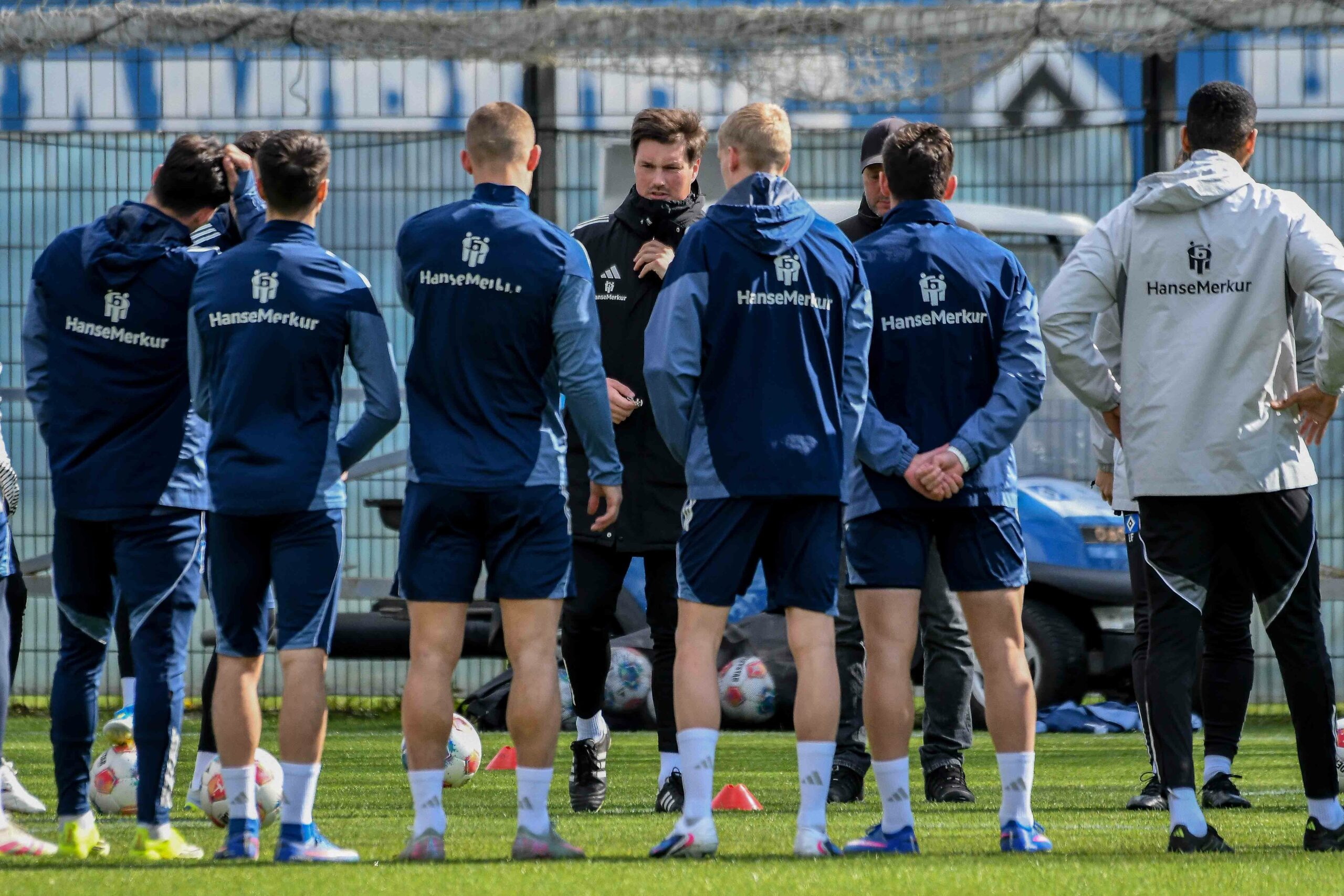 Merlin Polzin spricht im Kreis zu seiner Mannschaft