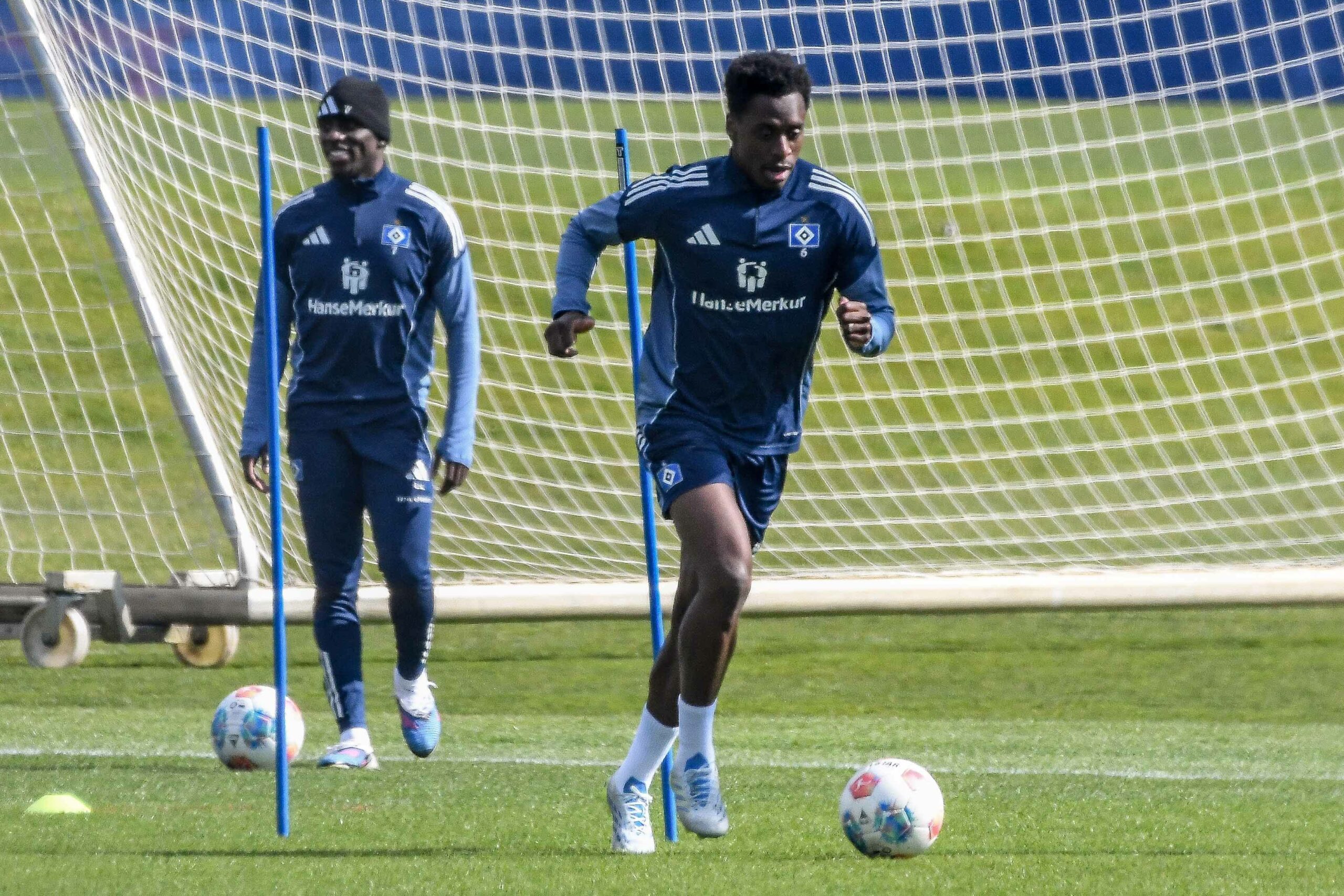 Jean-Luc Dompé und Albert Sambi Lokonga bei einer individuellen HSV-Einheit im Volkspark