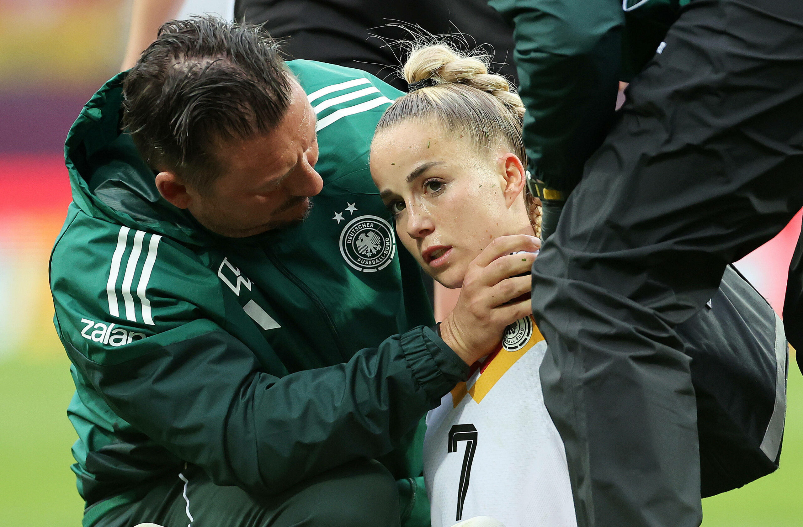 Giulia Gwinn wird am hals und an der Schulter untersucht.