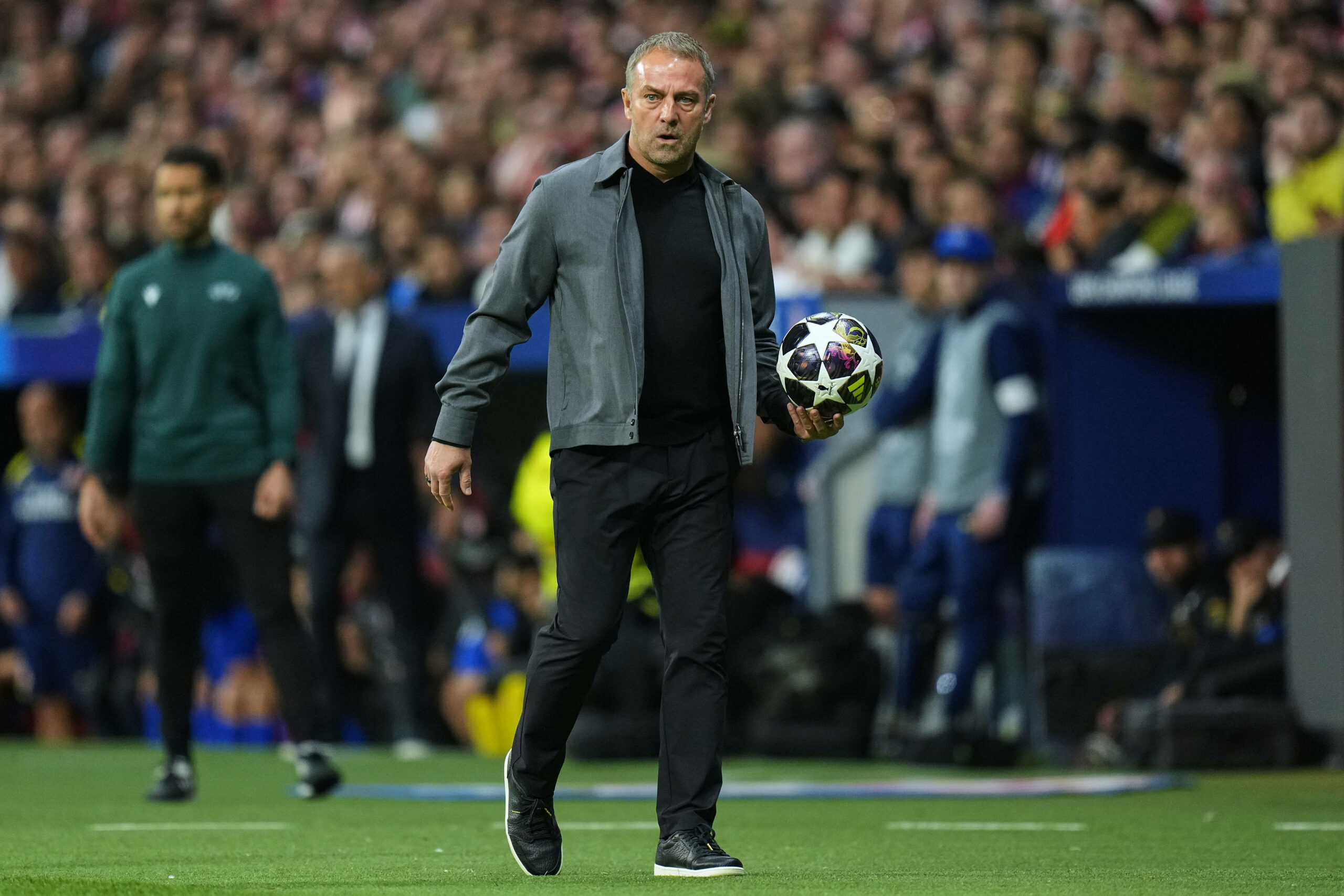 Hansi Flick an der Seitenlinie mit Ball in der Hand.