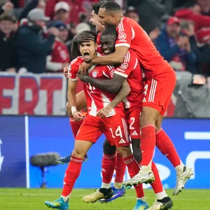 Diaz wird von Upamecano, Tah und Pavlovic gefeiert