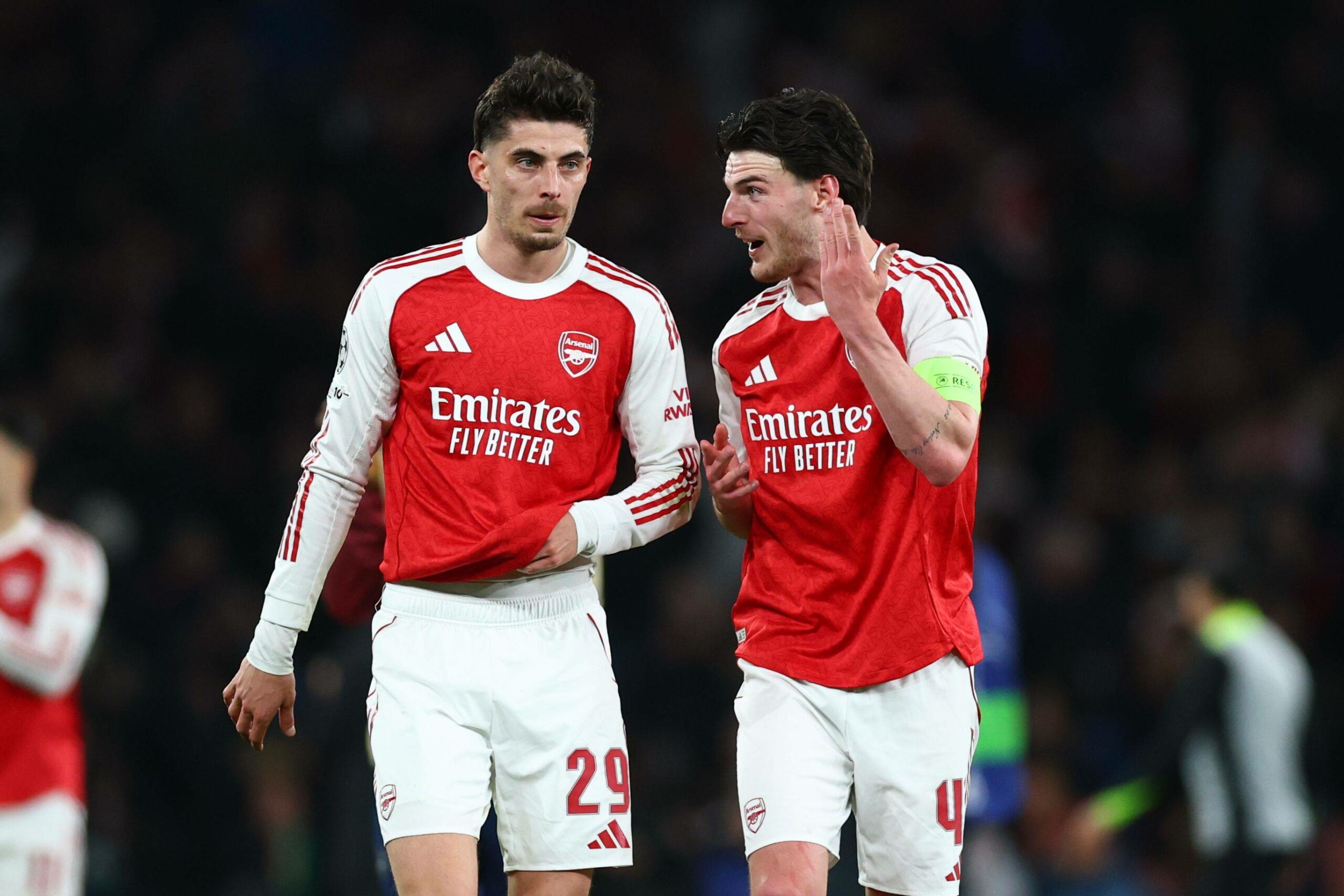 Kai Havertz und Declan RIce diskutieren nach Abpfiff miteinander