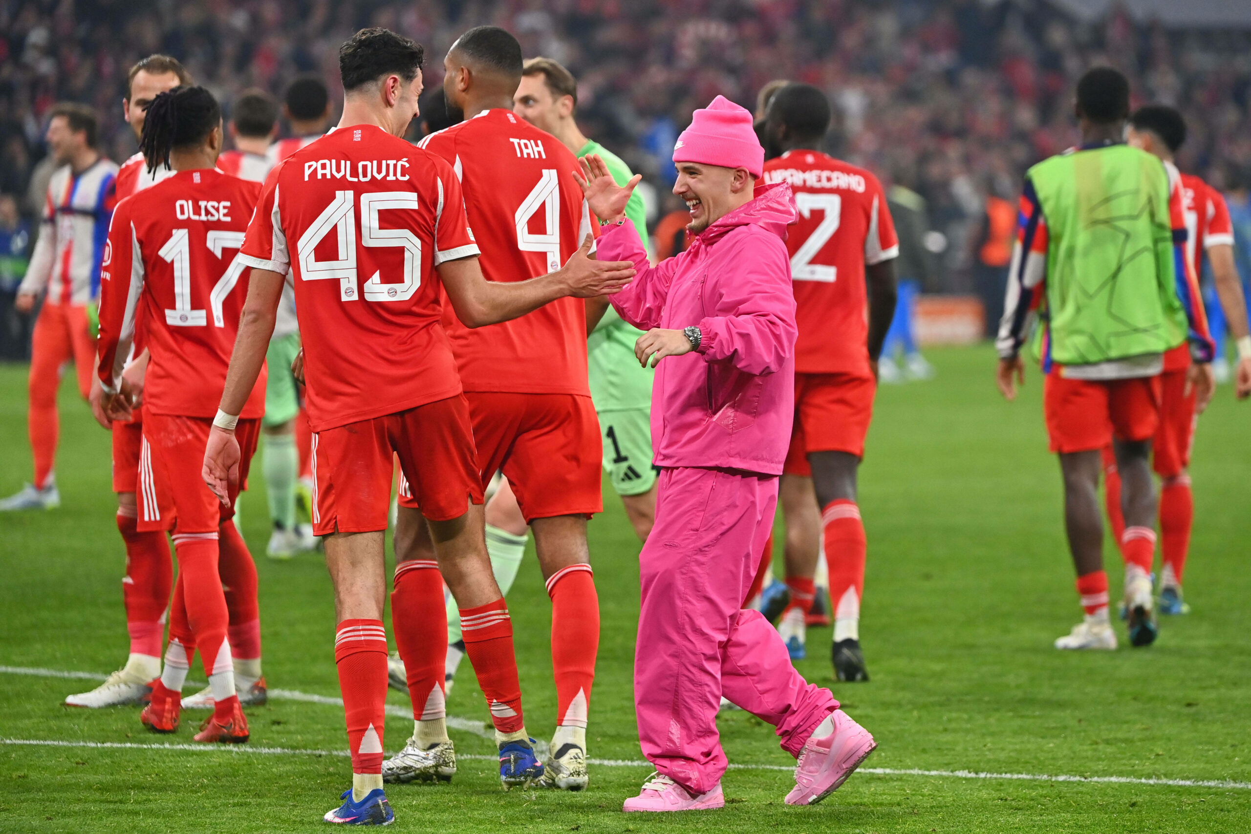 Lennart Karl in seinem pinken Outfit mit Aleks Pavlovic