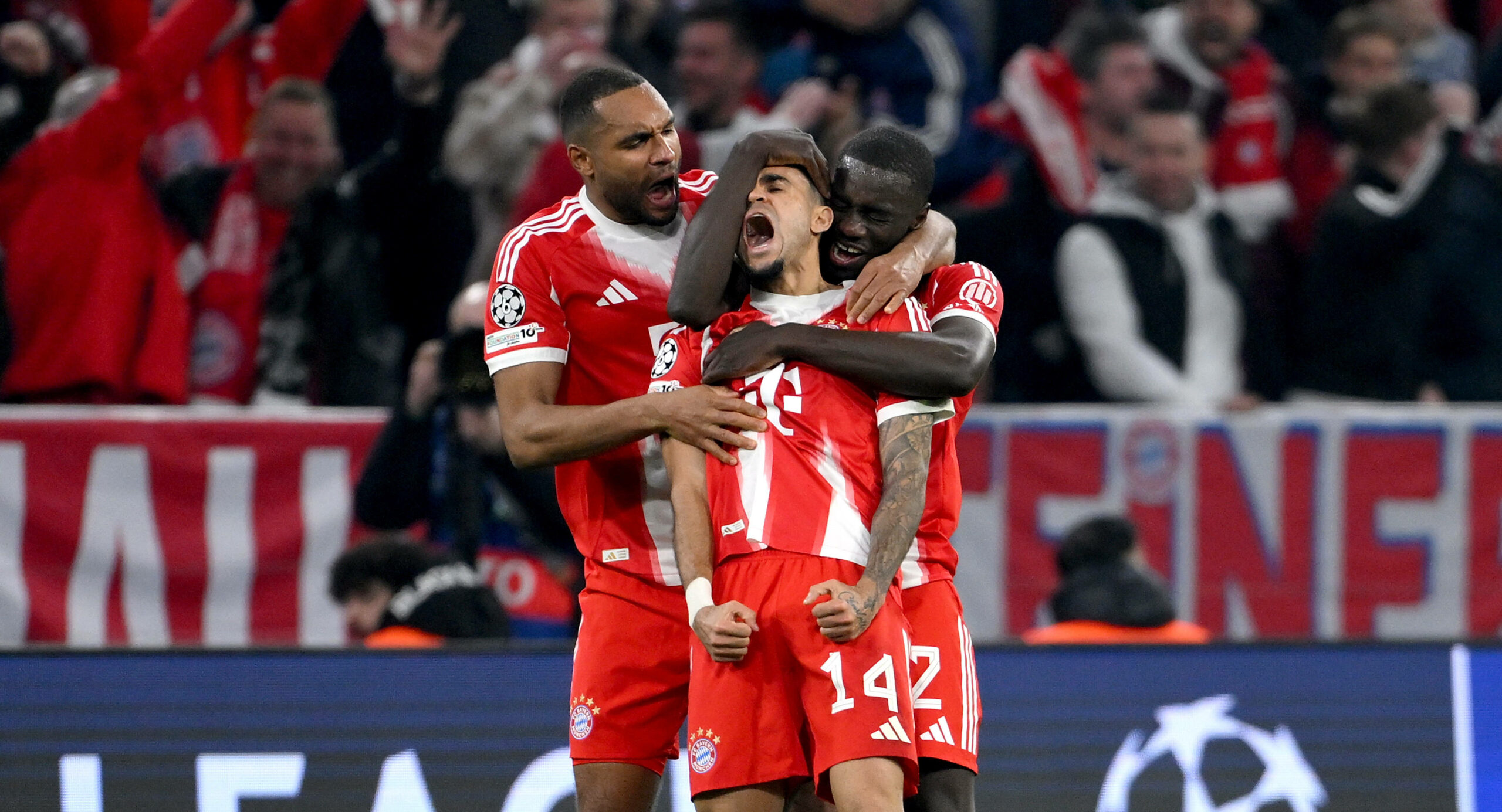 Luis Diaz wird von Jonathan Tah und Dayot Upamecano bejubelt