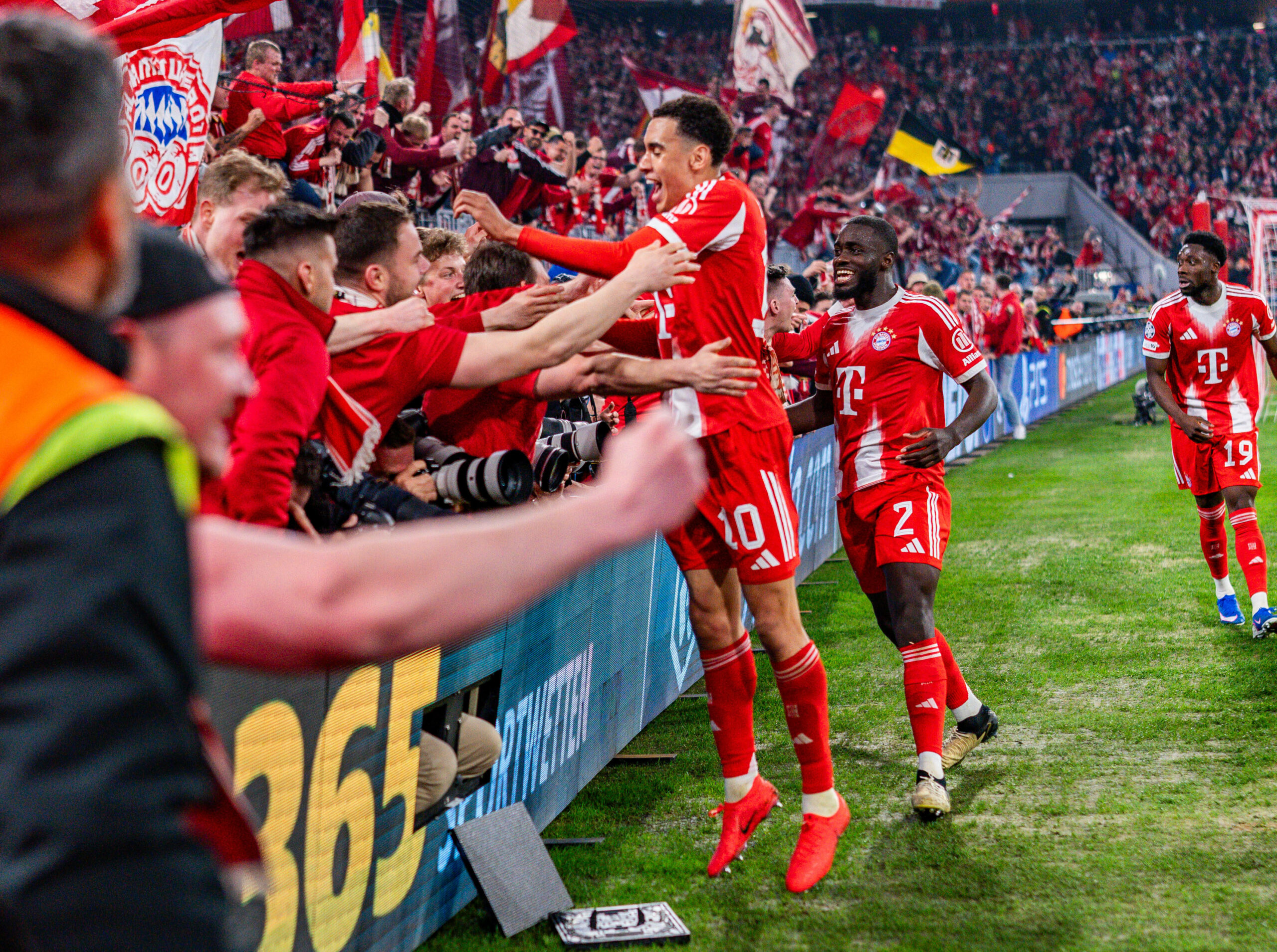 Jamal Musiala jubelt mit Fans seines FC Bayern