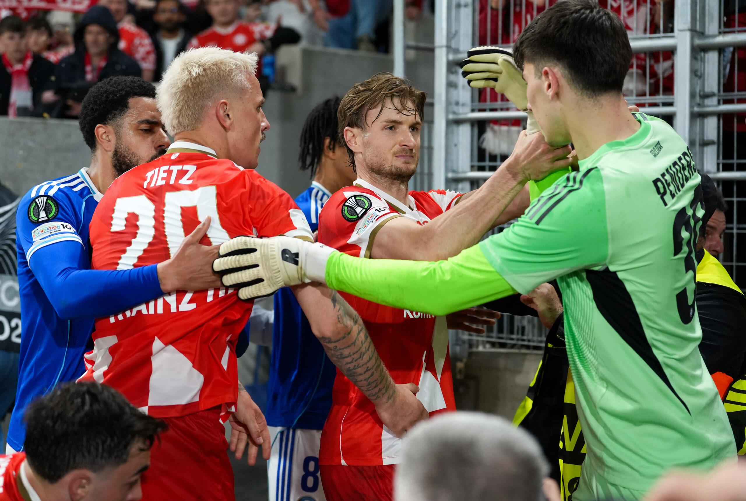Stefan Posch greift Mike Penders an den Arm, Andrew Omobamidele hält Phillip Tietz zurück