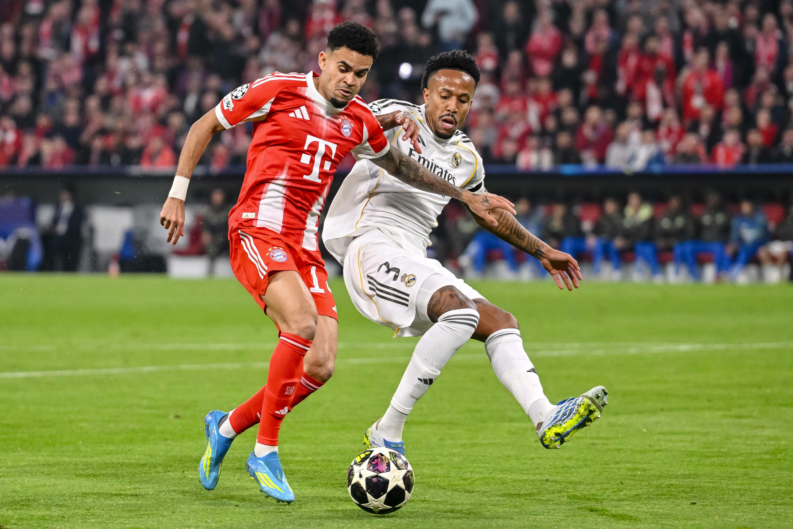 Luis Diaz im Zweikampf mit Eder Militao