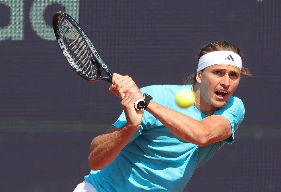 Alexander Zverev mit verzerrtem Gesicht beim RÜckschlag