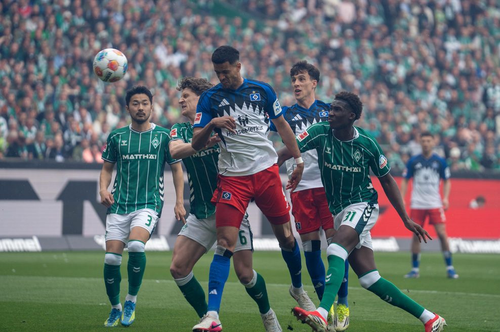 HSV-Stürmer Robert Glatzel köpft einen Ball im Derby in bremen