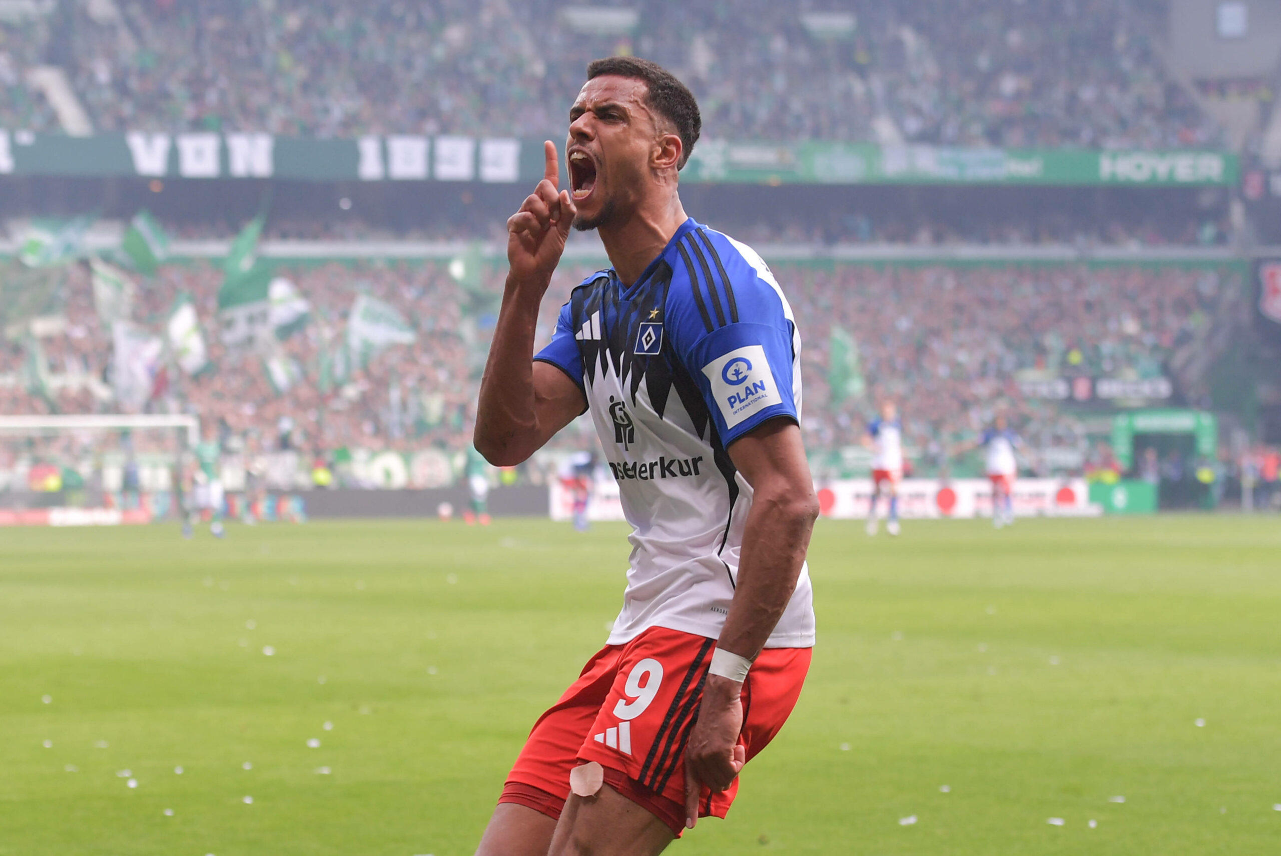 HSV-Stürmer Robert Glatzel bejubelt sein Tor zum 1:1 in Bremen.