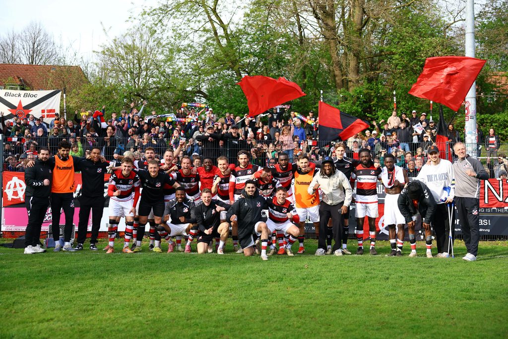 Fans und Spieler von Altona 93 jubeln