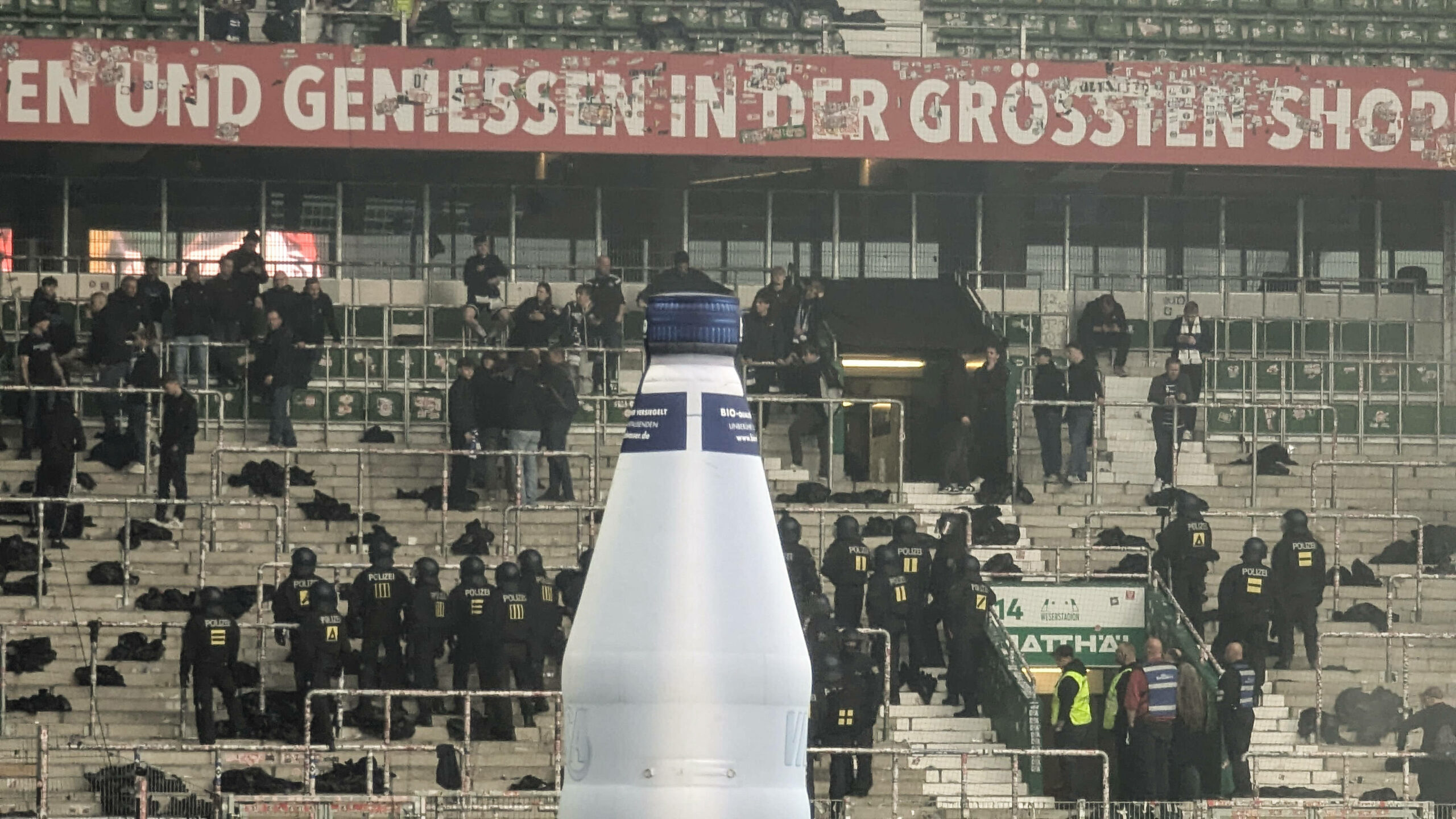Polizisten eilten wenige Minuten nach dem Spiel in Bremen in den HSV-Fanblock.