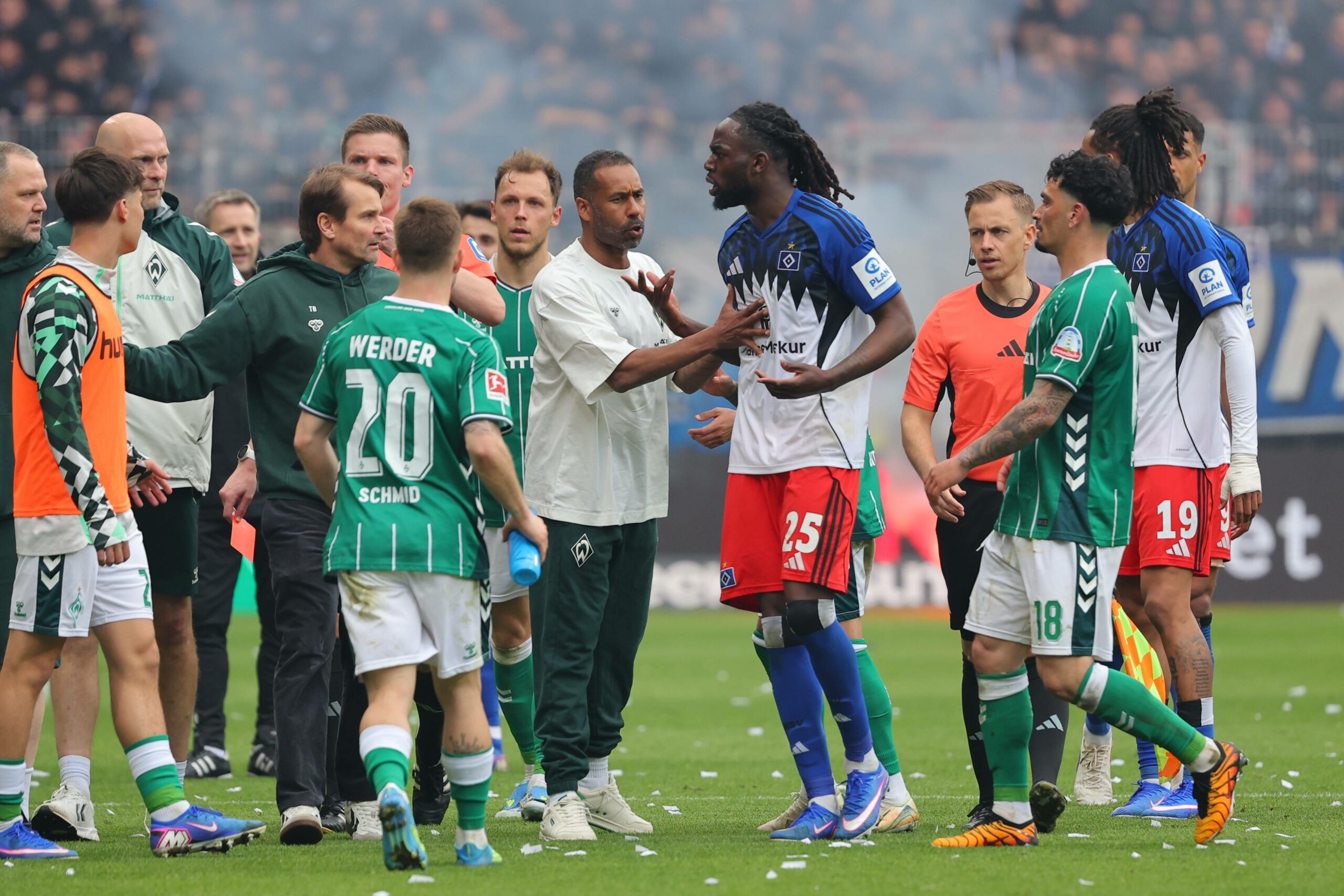 HSV-Profi Jordan Torunarigha (Mitte) ist während des Nordderbys in Bremen in Diskussionen verstrickt.