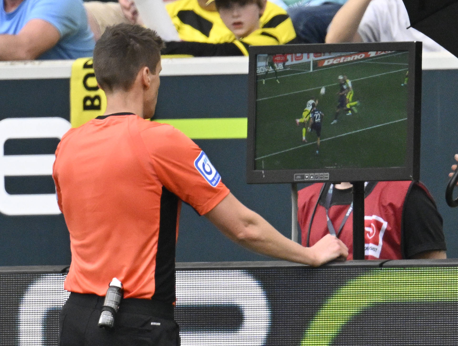 Daniel Siebert schaut sich eine Szene auf dem Monitor an.