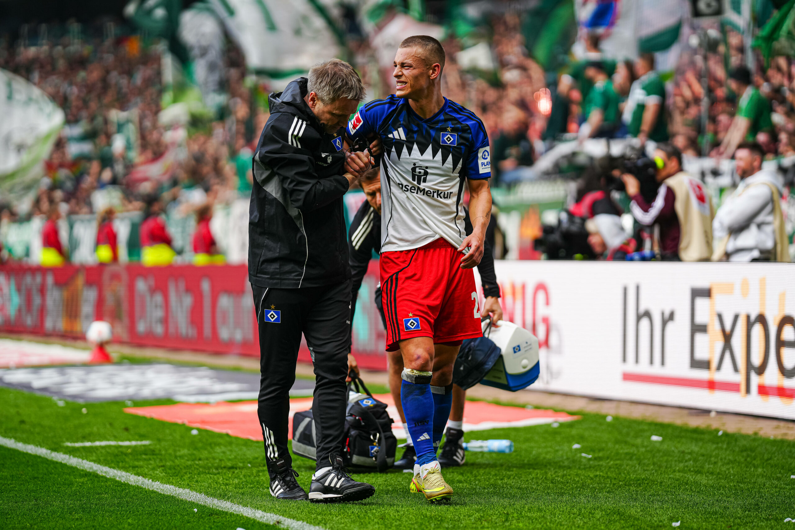 HSV-Profi Miro Muheim verlässt in Bremen verletzt das Spielfeld.
