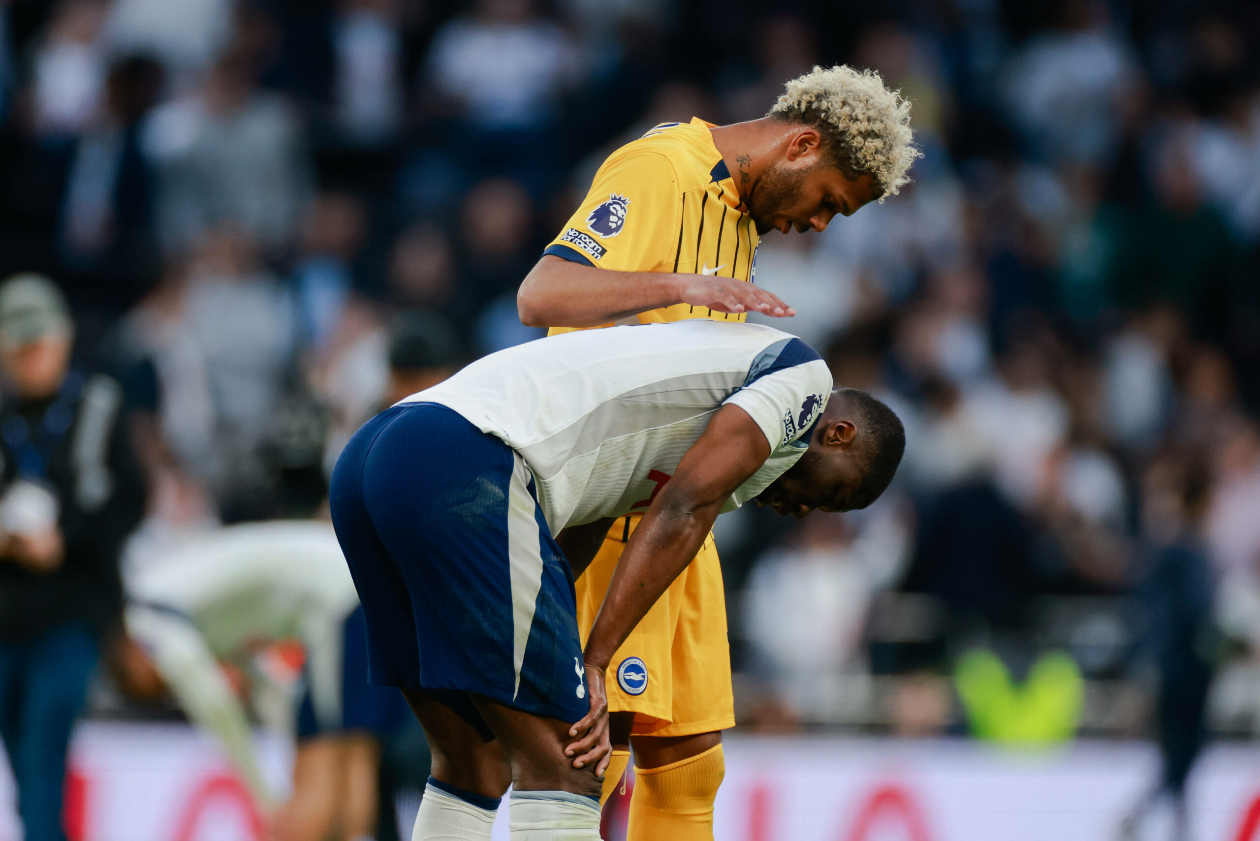 Georginio Rutter tröstet Kevin Danso