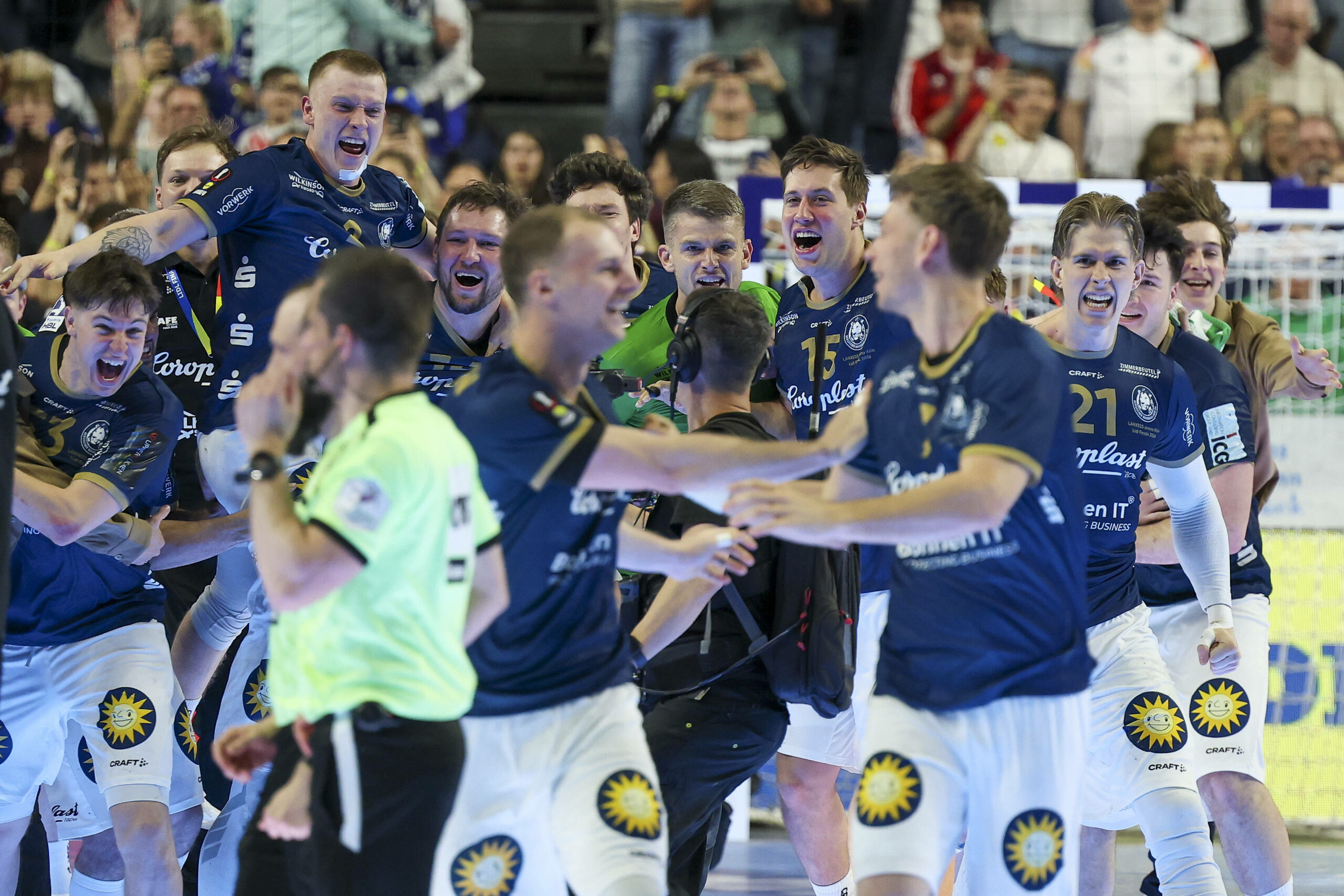 Die Spieler des Bergischen HC feiern ausgelassen