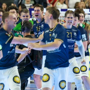 Die Spieler des Bergischen HC feiern ausgelassen