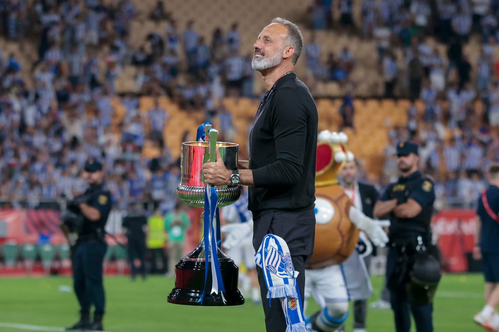 Real Sociedads Trainer Pellegrino Matarazzo mit Pokal