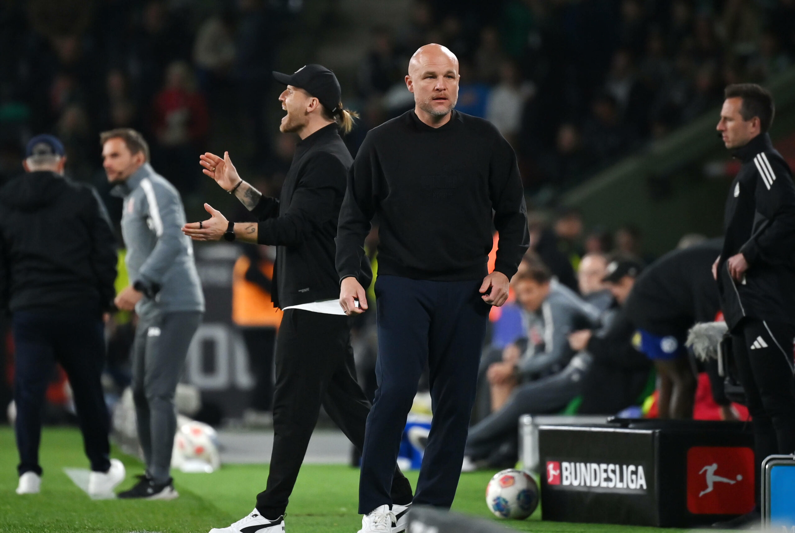 Borussia Mönchengladbach Sportchef Rouven Schröder und Trainer Eugen Polanski während des Spiels gegen Mainz 05 an der Seitenlinie.