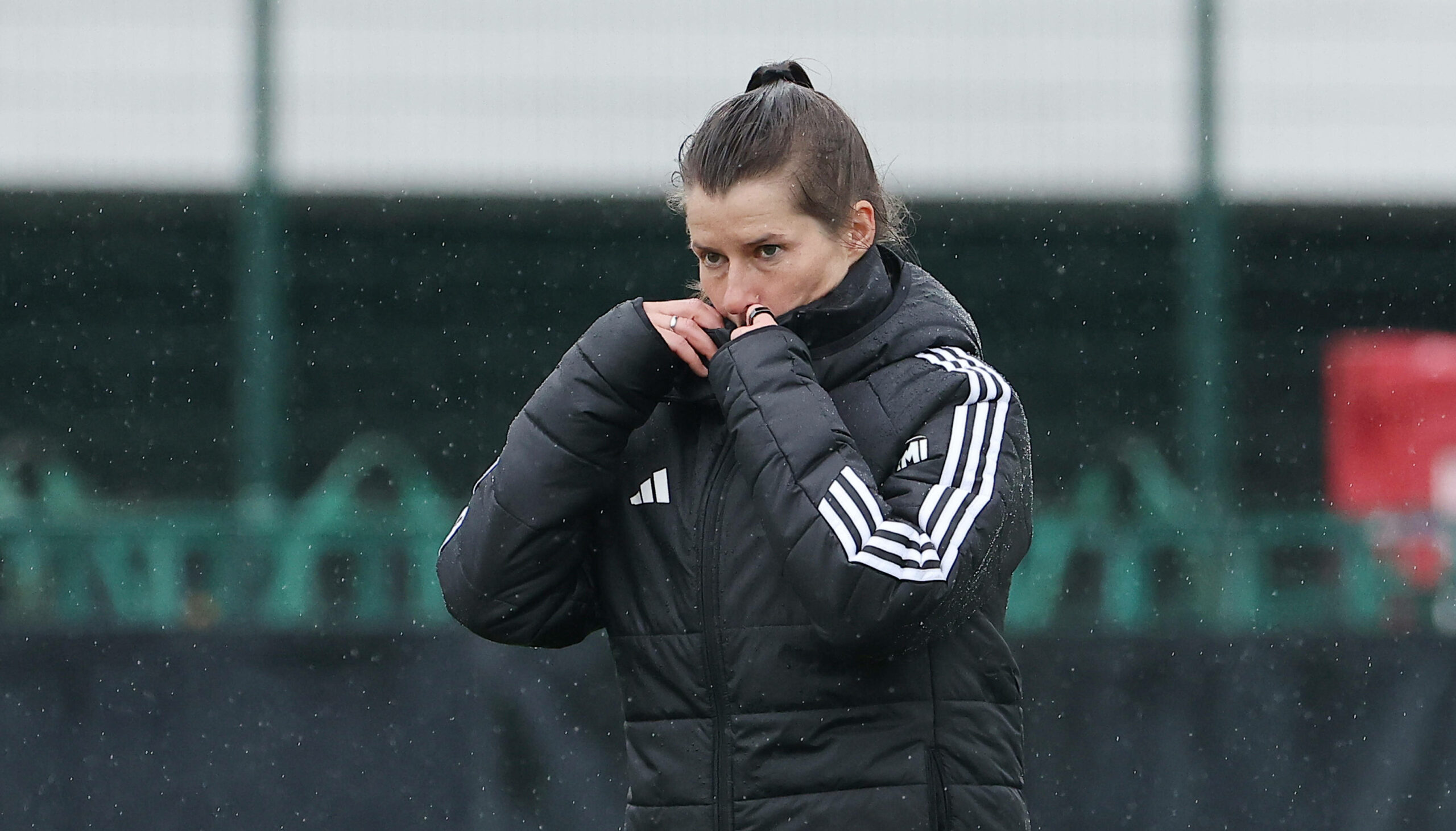 Marie-Louise Eta zieht den Kragen ihrer Coachjacke hoch.