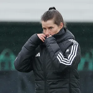Marie-Louise Eta zieht den Kragen ihrer Coachjacke hoch.