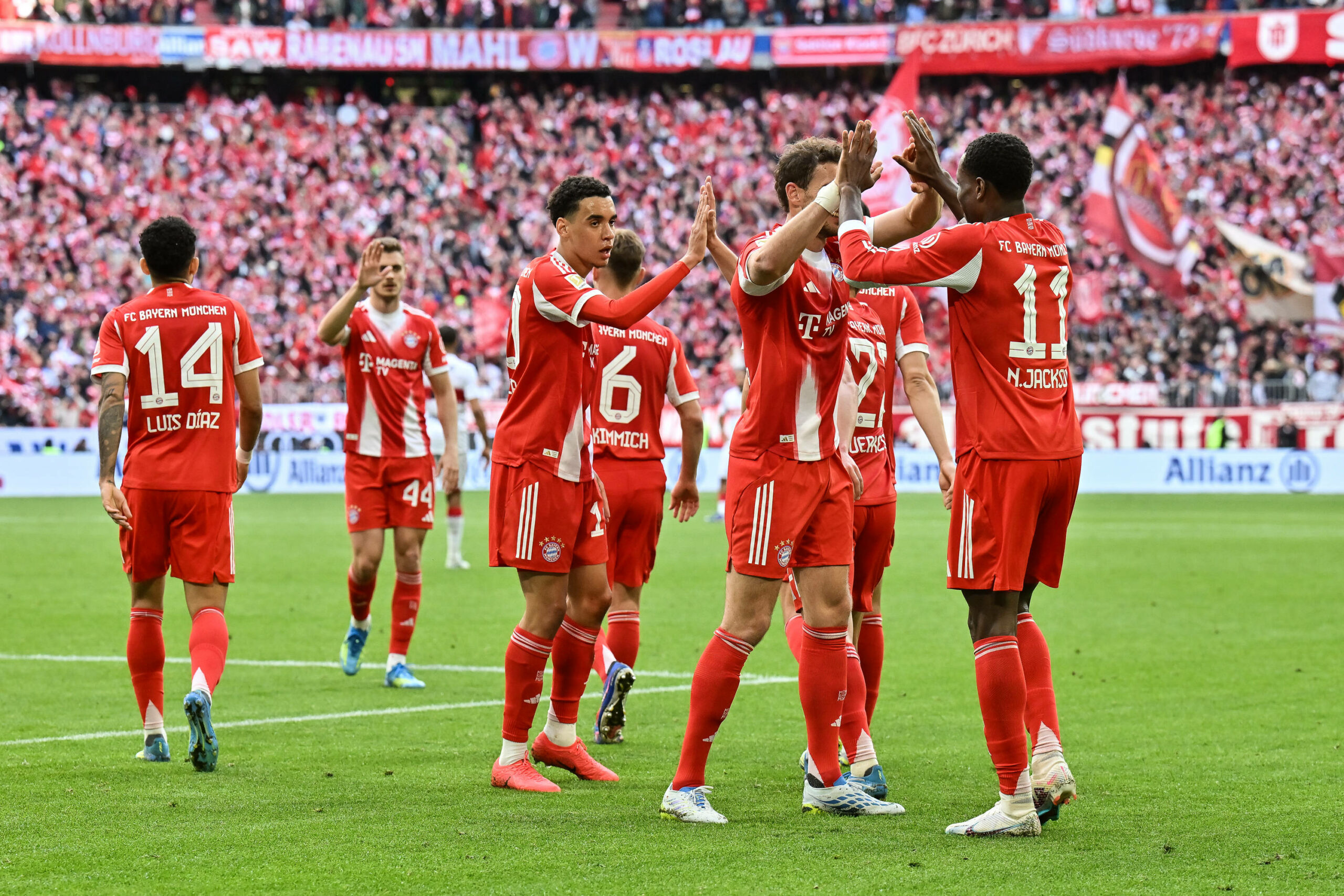 Die Bayern bejubeln den Treffer von Nicolas Jackson