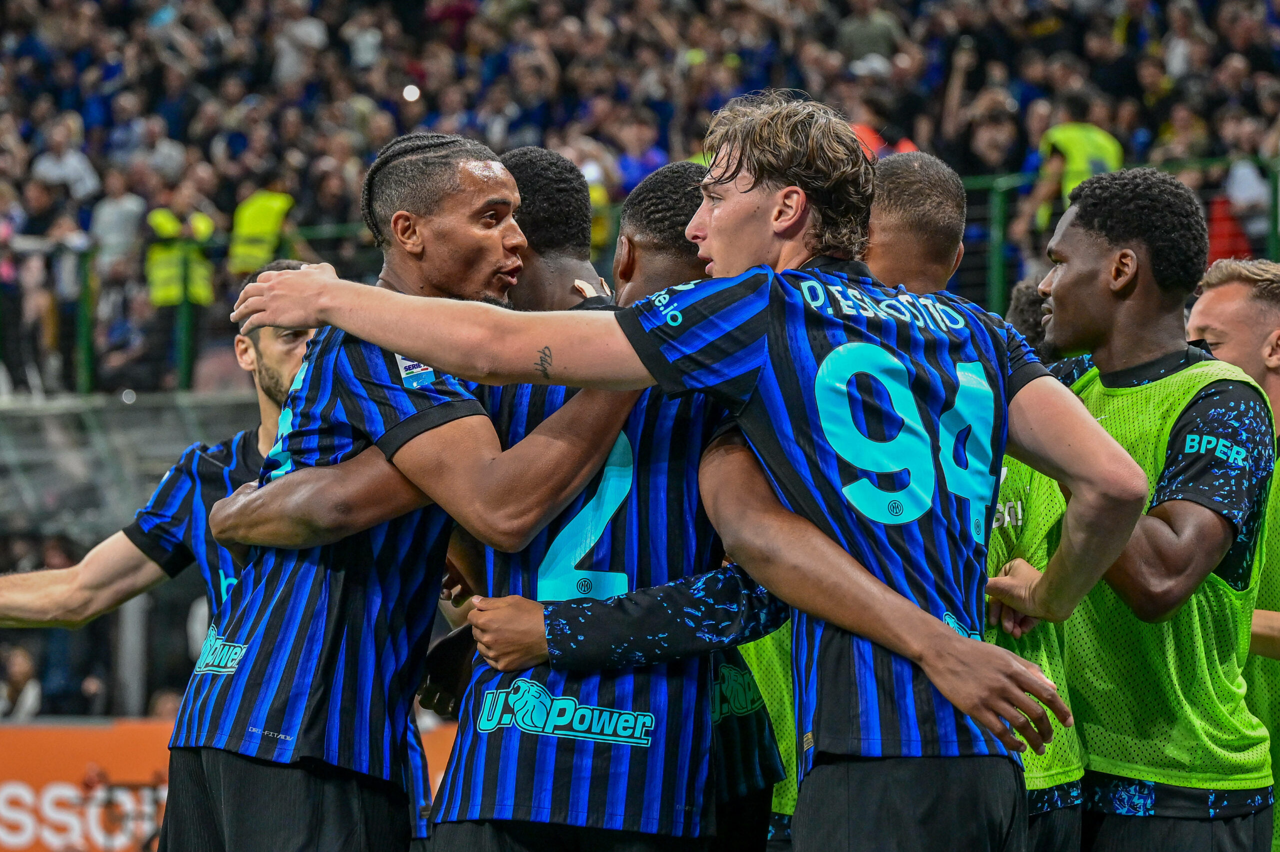 Spieler von Inter Mailand jubeln im Kreis.