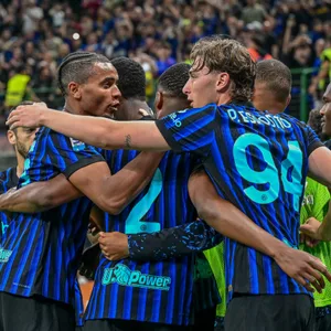 Spieler von Inter Mailand jubeln im Kreis.
