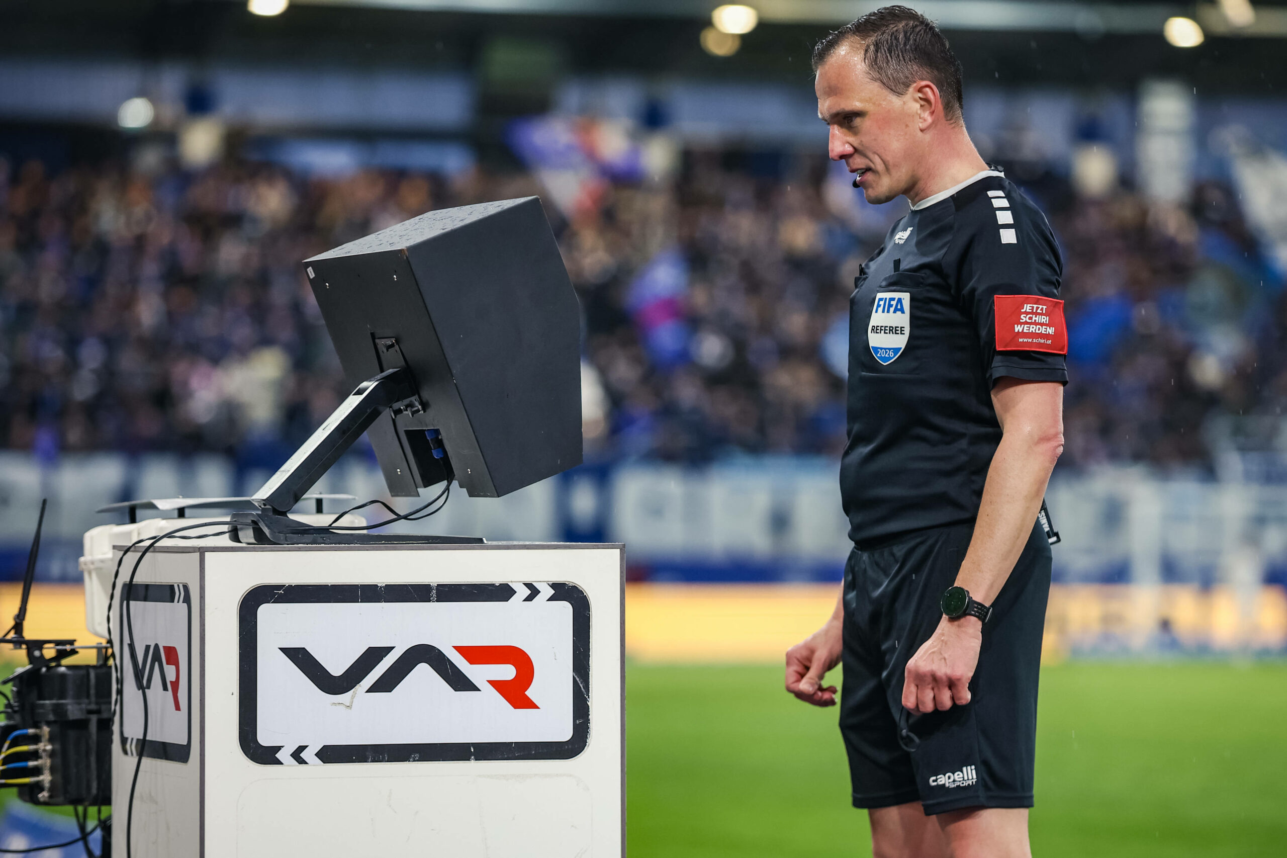 Eine Spielszene wird per VAR überprüft