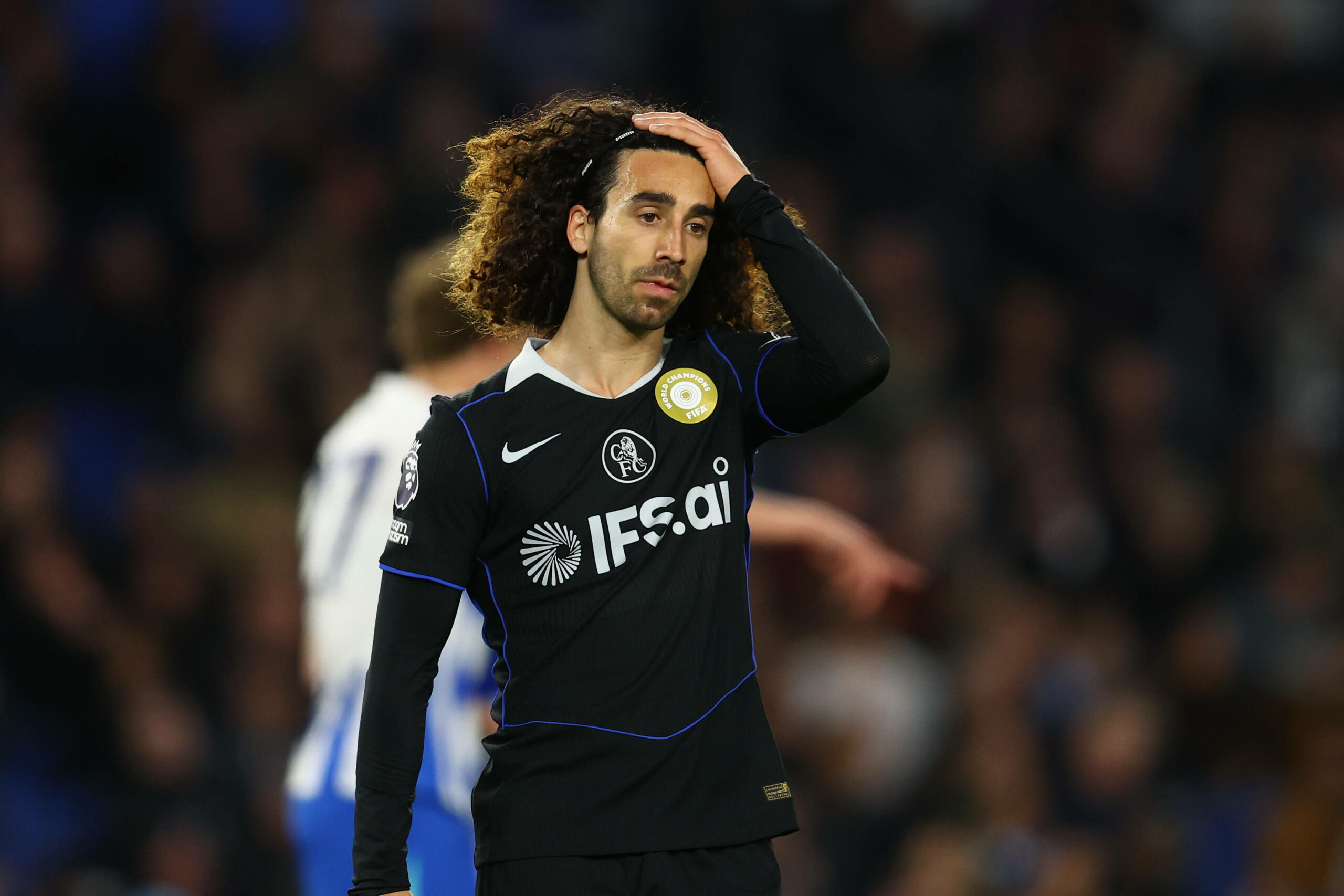 Cucurella greift sich an den Kopf