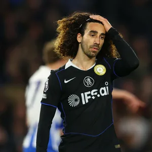 Cucurella greift sich an den Kopf