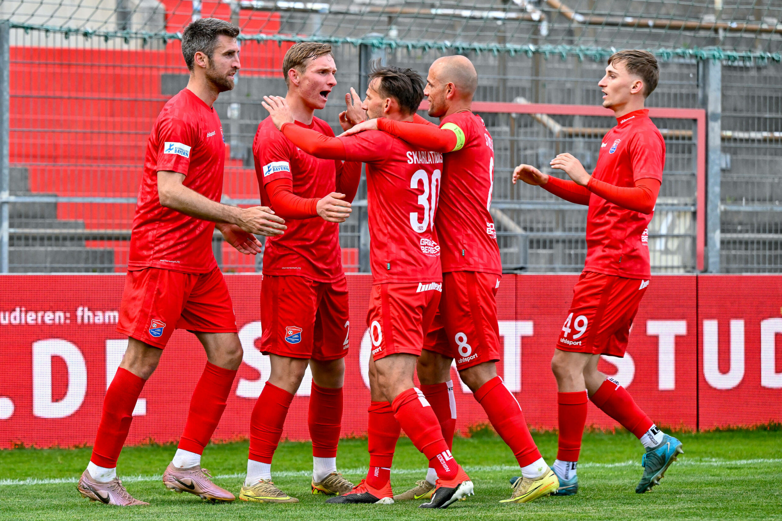 Die Spieler der SpVgg Unterhaching bejubeln gemeinsam einen Treffer