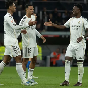 Jude Bellingham und Trent Alexander-Arnold freuen sich nach einem Sieg.