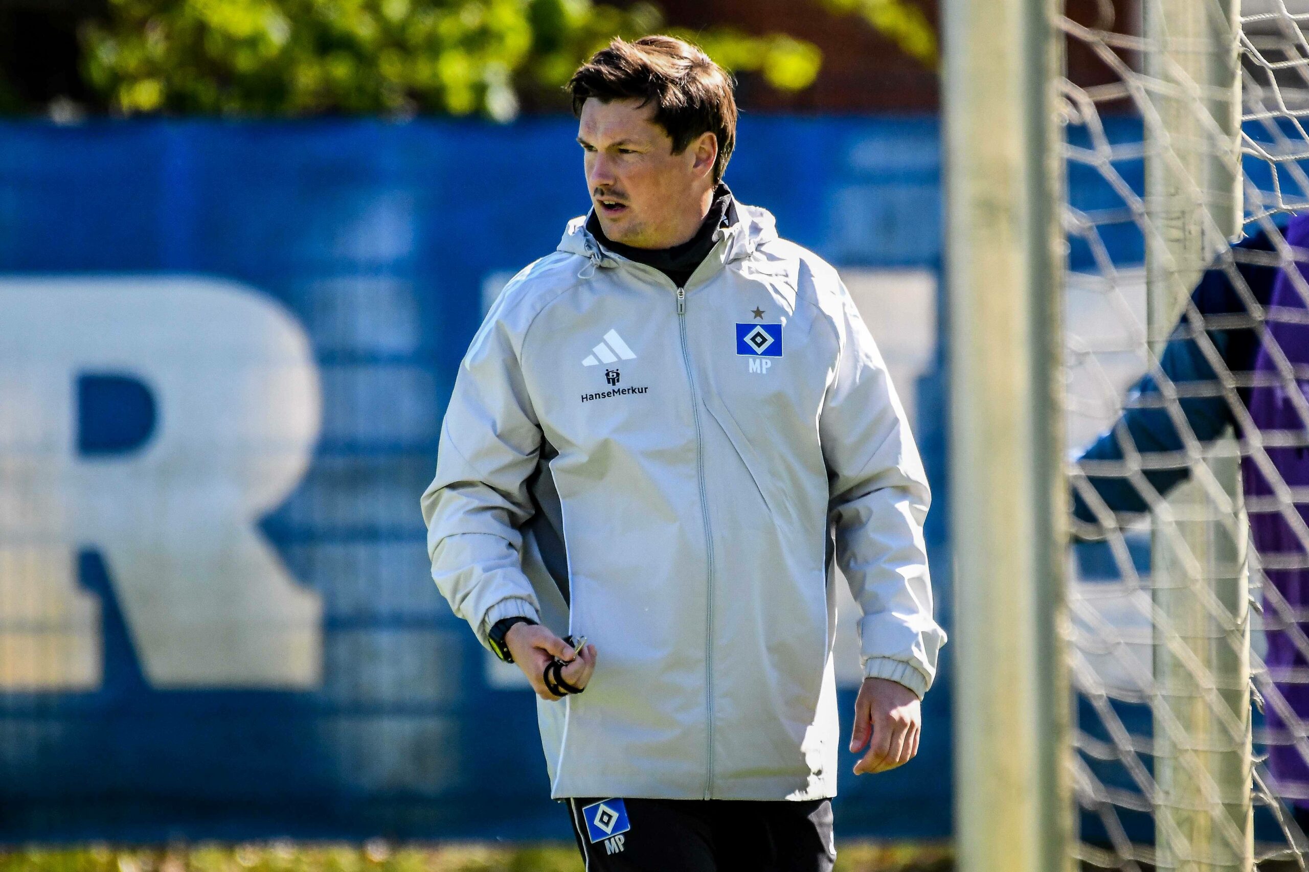 Merlin Polzin guckt über den Trainingsplatz