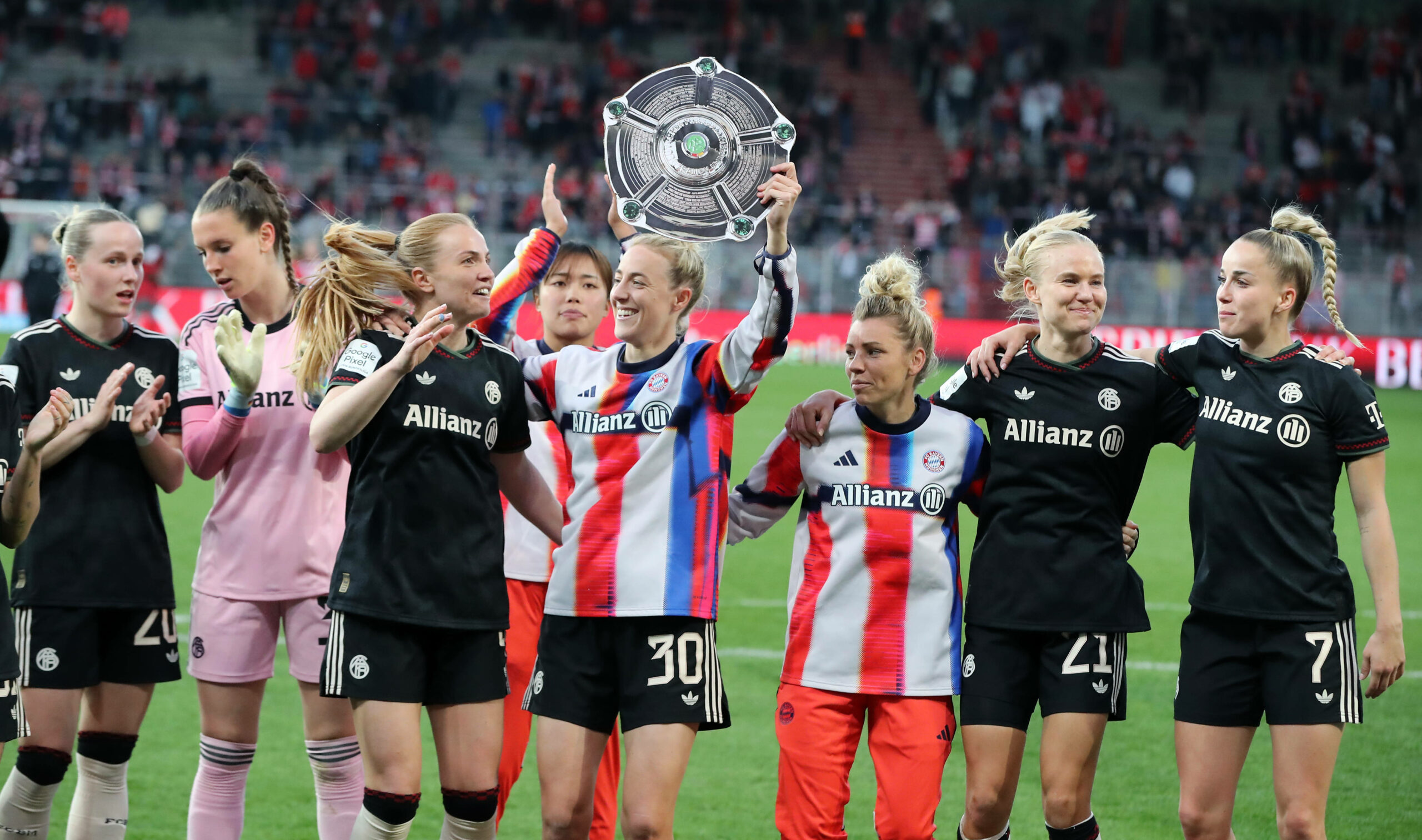Die Spielerinnen des FC Bayern jubeln mit der „Schale“