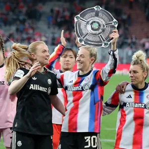 Die Spielerinnen des FC Bayern jubeln mit der „Schale“