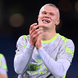Erling Haaland beklatscht die Fans nach Abpfiff lachend