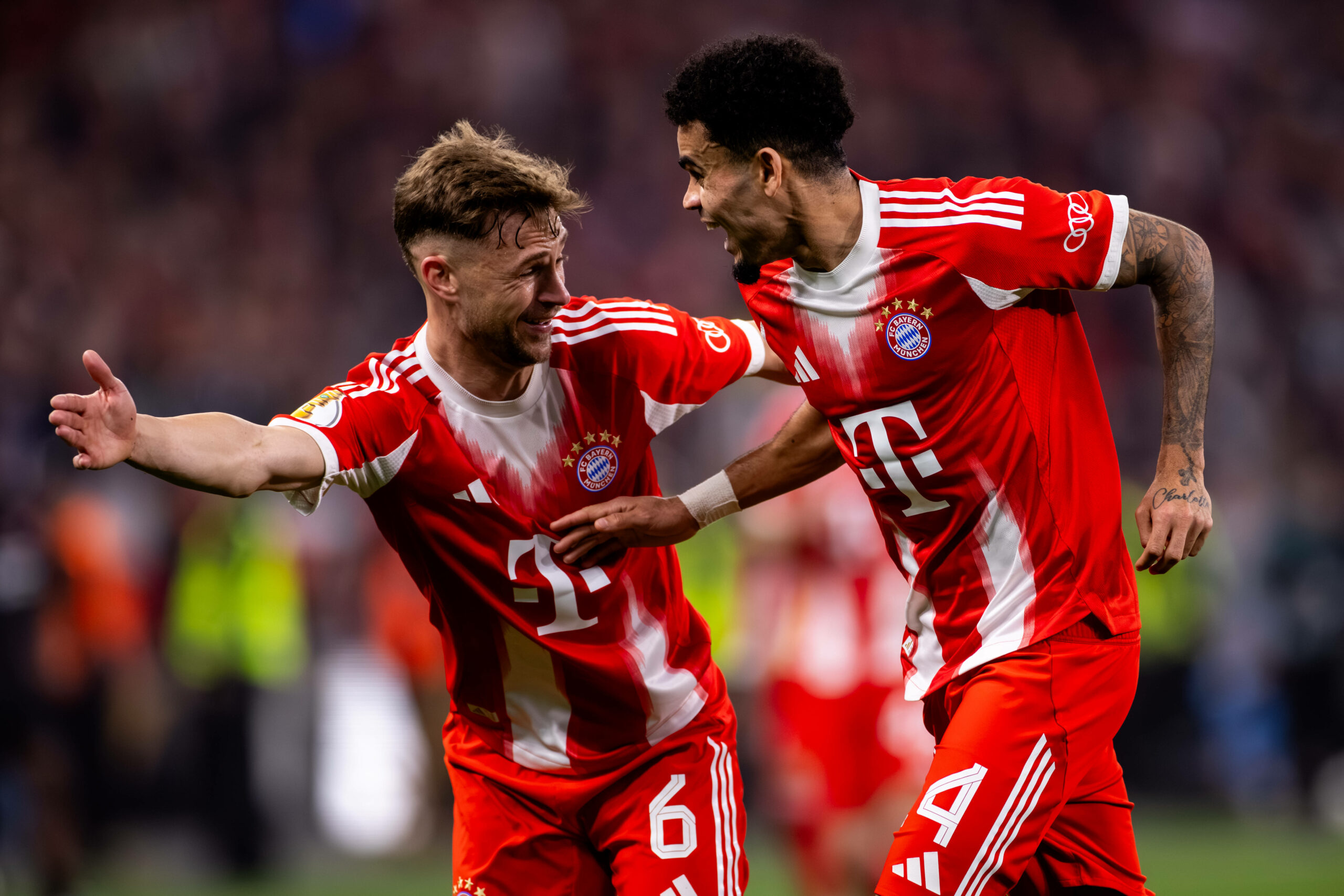 Joshua Kimmich jubelt mit Luis Diaz