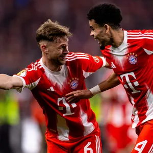 Joshua Kimmich jubelt mit Luis Diaz